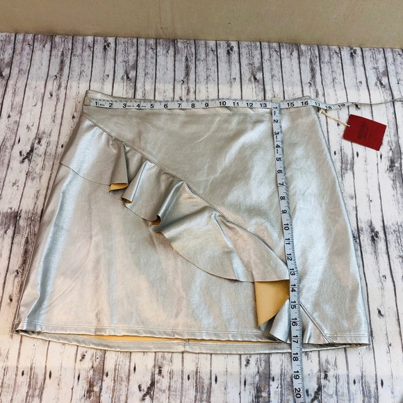 5/$25 NWT Sz 14 Faux Leather Silver Mini Skirt - Picture 3 of 8